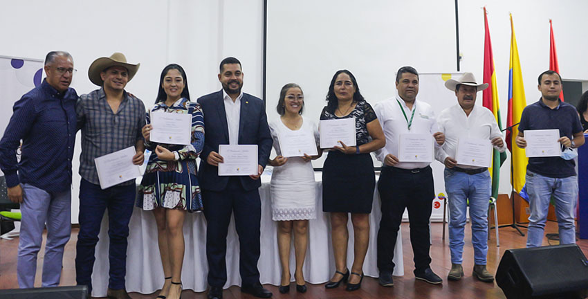 Parlamento Andino entrega reconocimiento a UNISANGIL