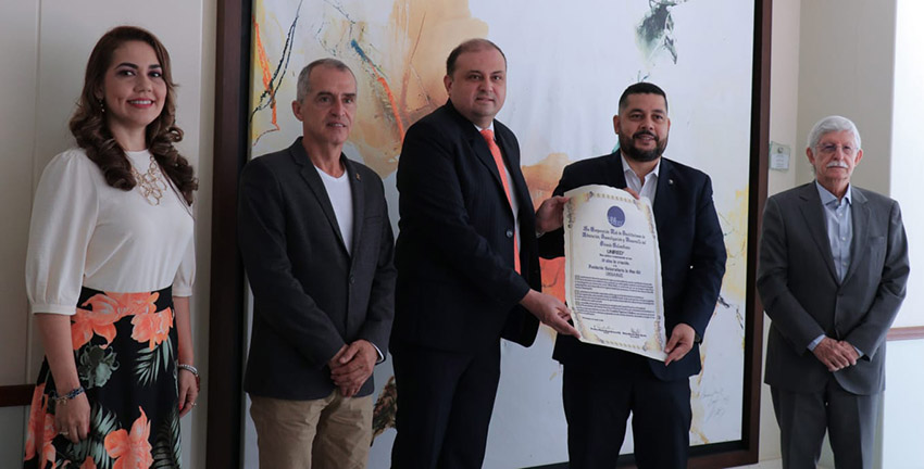 UNIRED entrega reconocimiento a UNISANGIL por sus 30 años de fundación