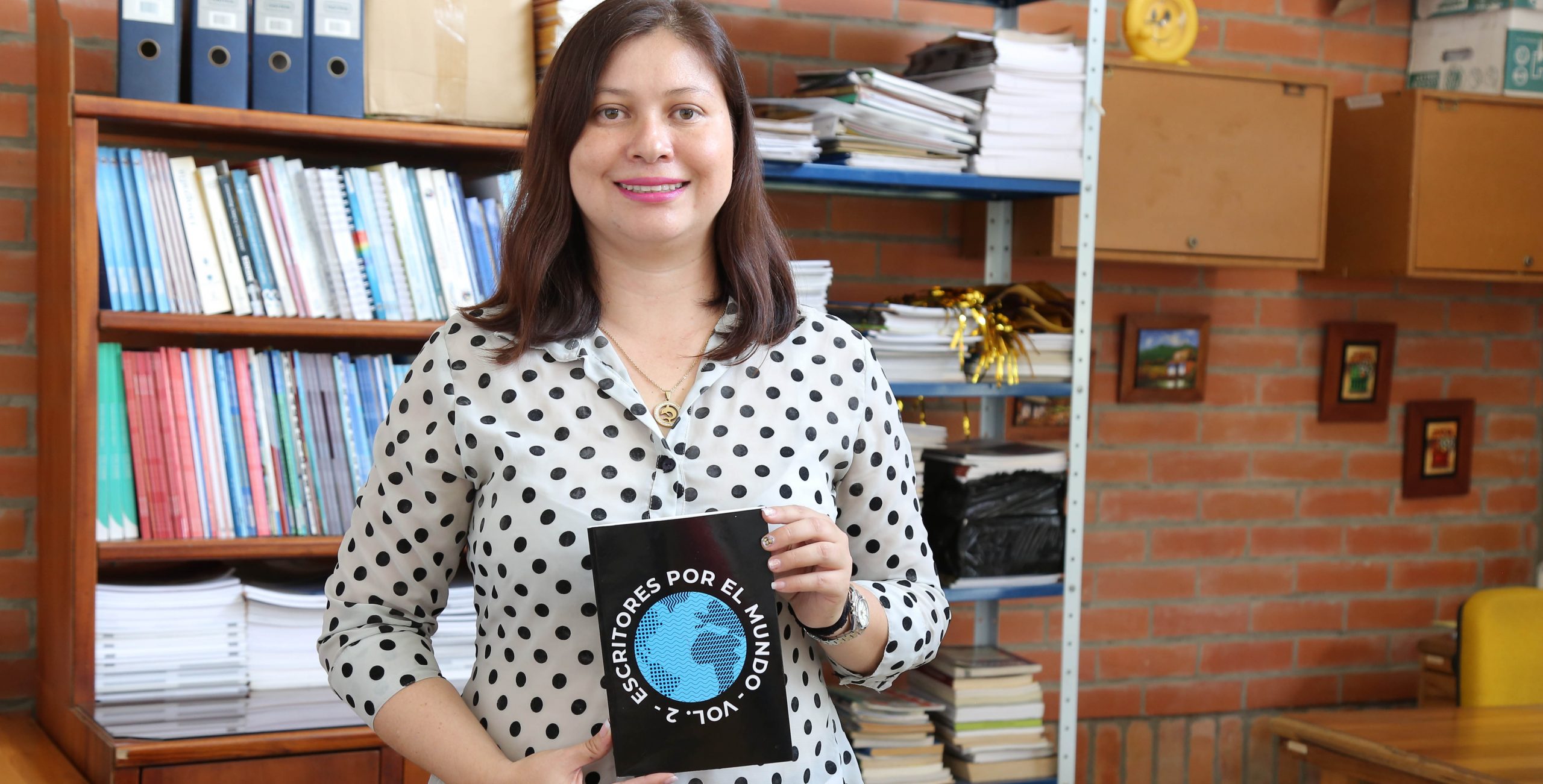 Docente UNISANGIL gana concurso literario en escritores por el mundo